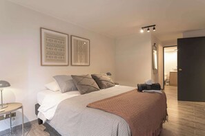 Disfruta de un sueño reparador en una habitación elegante y acogedora