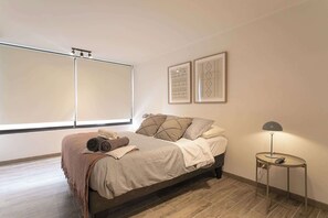 Disfruta de un sueño reparador en una habitación elegante y acogedora