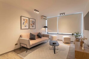Aprovecha una sala de estar con un cómodo sofá y una iluminación cálida