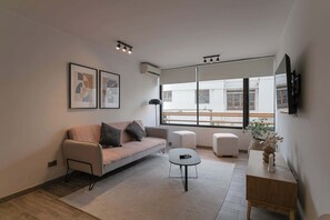 Aprovecha una sala de estar con un cómodo sofá y una iluminación cálida