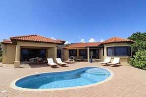 Ocean front 3-bedroom luxury villa located in a gated resort for rent in the Caribbean, Photo 2