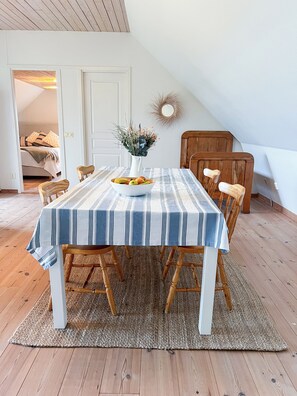 Dining table for 4-8 persons