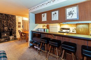 Kitchen breakfast bar