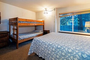 Guest Bedroom: Queen & Bunk Bed