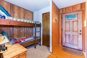Alcove with bunk beds (good for kids)