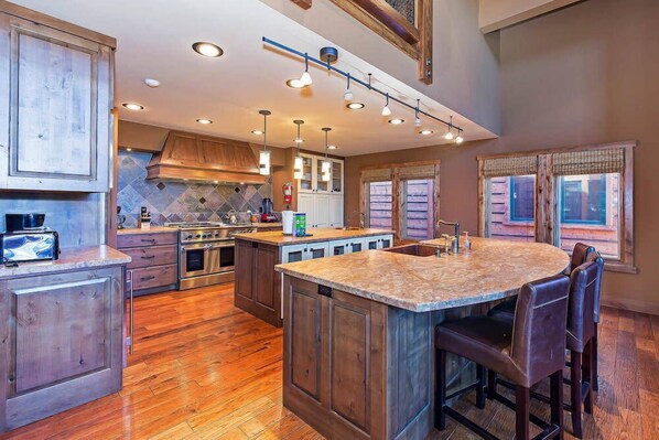 Full kitchen w/ toaster drip coffee maker, blender and more