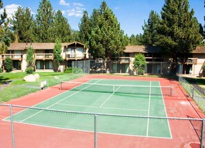 Villa De Los Pinos tennis court