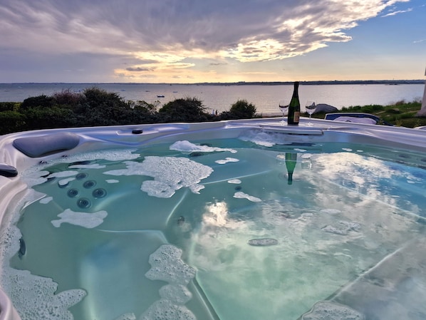 Outdoor spa tub