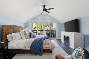 MB, fireplace, private balcony, water view coffee bar, TV, Safe, Walk-in closet