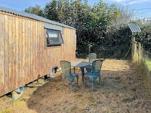 Sitting-out-area | Myfanwy, Cilau Aeron, near Lampeter
