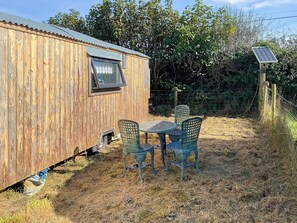 Sitting-out-area | Myfanwy, Cilau Aeron, near Lampeter