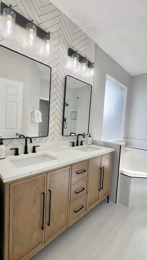 Master Bedroom Bath 1st Foor