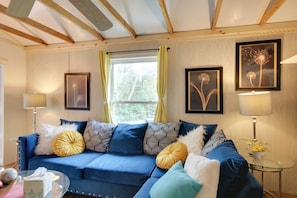 Living Room | Smart TV | Central Air Conditioning/Heat