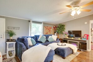 Living Room | Sleeper Sofa | Smart TV | Central Air Conditioning/Heat