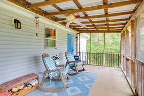 Screened-In Porch | Deck | Gas Grill | Lake View