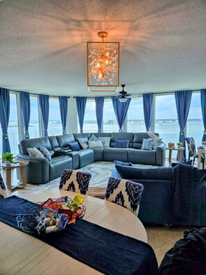 Grand Living Room with 3 recliners in the leather sofa