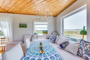 Dining Area | Dishware/Flatware Provided
