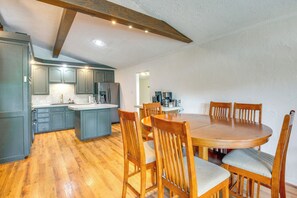 Dining Area | Dishware/Flatware Provided | Main Floor
