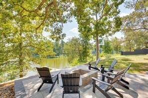Lakefront Fire Pit | Lake O' the Pines View