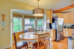 Dining Area | Dishware/Flatware | Breakfast Bar | 1st Floor