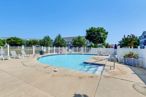 Villas at Bay Crossing | Community Amenities | Outdoor Pool