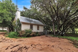 104_Scudder_Ln_Wimberley_TX_78676_USA-Exterior-IMG_3028