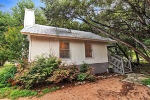 104_Scudder_Ln_Wimberley_TX_78676_USA-Exterior-IMG_3031