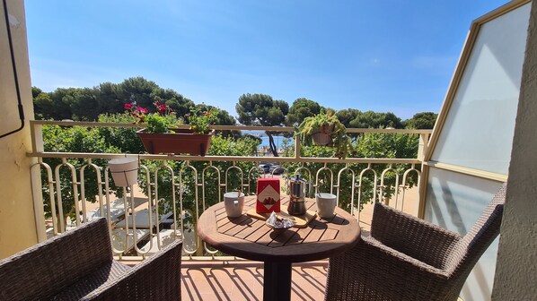 Disfruta de tu café con vistas al Mediterráneo desde nuestra encantadora terraza