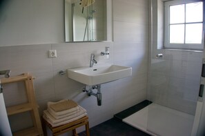 Ferienwohnung - Komfort 17 (mit 2 Schlafzimmern)-Ferienwohnung 17 - Bad mit Dusche und Fenster