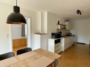 Ferienwohnung - Komfort 17 (mit 2 Schlafzimmern)-Ferienwohnung 17 - Essbereich, Küchenzeile