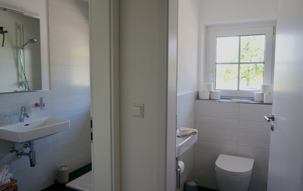 Ferienwohnung - Komfort 17 (mit 2 Schlafzimmern)-Ferienwohnung 17 - Bad und extra WC