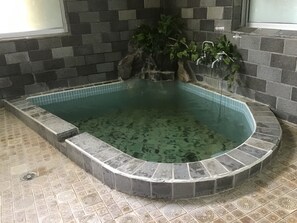 4人入る事が出来る浴槽です。