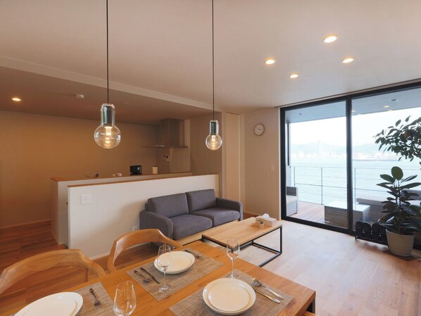 ・[Building B/Living room] You can enjoy a beautiful view from the spacious living room.