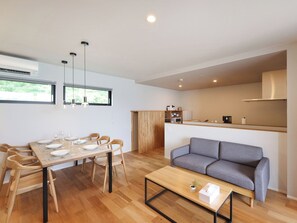 ・[Building B/Living Room] The wooden furniture in the living room creates a warm and relaxing atmosphere.