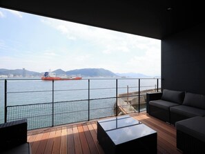 ・[Building A/Balcony] The waves crash right in front of the balcony. Enjoy the beautiful view.