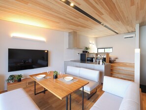 ・[Building A/Living room] The spacious living room has a great sense of freedom. You can relax and unwind in mind and body.