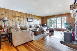 Living Room | Main Level | Smart TV | Free WiFi | Gas Fireplace