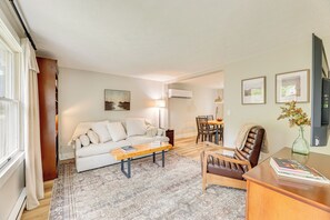 Living Room | Free WiFi | Central A/C & Heat | Smart TV