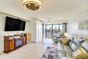 Living Room | Smart TV | Central A/C | Single-Story Unit