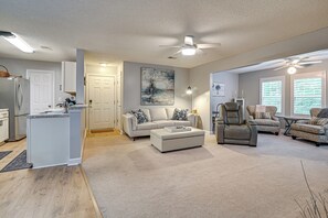 Living Room | Single-Story Condo | Free WiFi | Smart TV | Central A/C & Heat