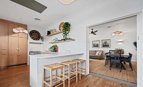 Dejorja Residence | Central & Chic, Entertains 8