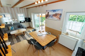 Wohnzimmer mit integriertem Küchenbereich