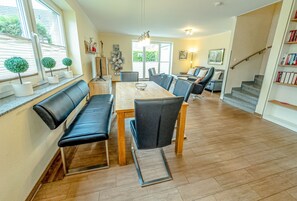 Großes, geräumiges Wohnzimmer mit integrierter, moderner Küche