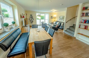 Großes, geräumiges Wohnzimmer mit integrierter, moderner Küche