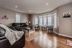 Sit back and relax in this cozy bay window nook, offering stunning, unobstructed views of the Georgian Bay waterfront. A tranquil spot to soak in the natural beauty of the Bruce Peninsula and watch the sunsets.