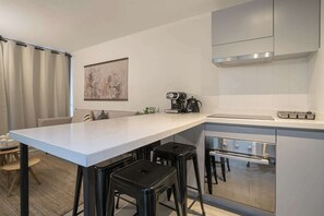 Cocina equipada con diseño moderno, ideal para el día a día
