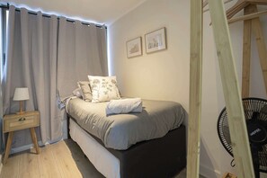Ambiente acogedor con cama nido para familias