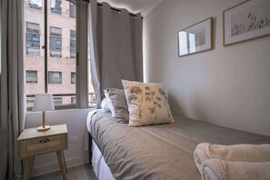 Ambiente acogedor con cama nido para familias