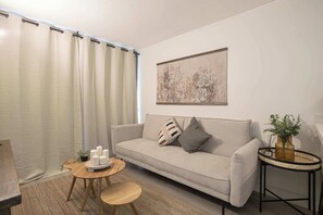 Sala de estar cómoda y moderna ideal para descansar o compartir
