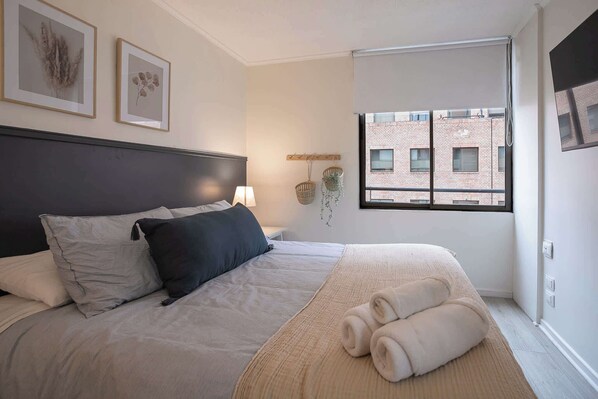 Dormitorio principal elegante y decoración moderna
